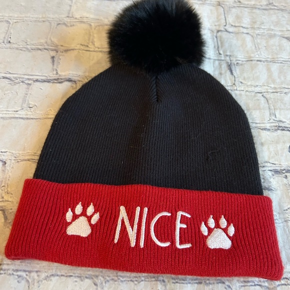 DOG MOM BLACK AND RED FAUX FUR POM POM BEANIE WITH PAWS AND NICE O/S - Picture 3 of 7